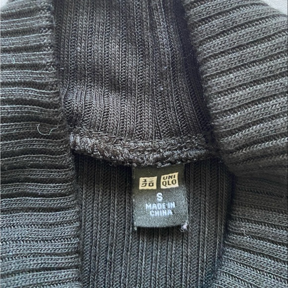 Uniqlo ribbed black mock neck - Picture 2 of 2